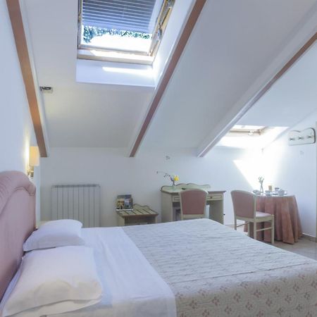 Hotel Kursaal Passignano sul Trasimeno Værelse billede
