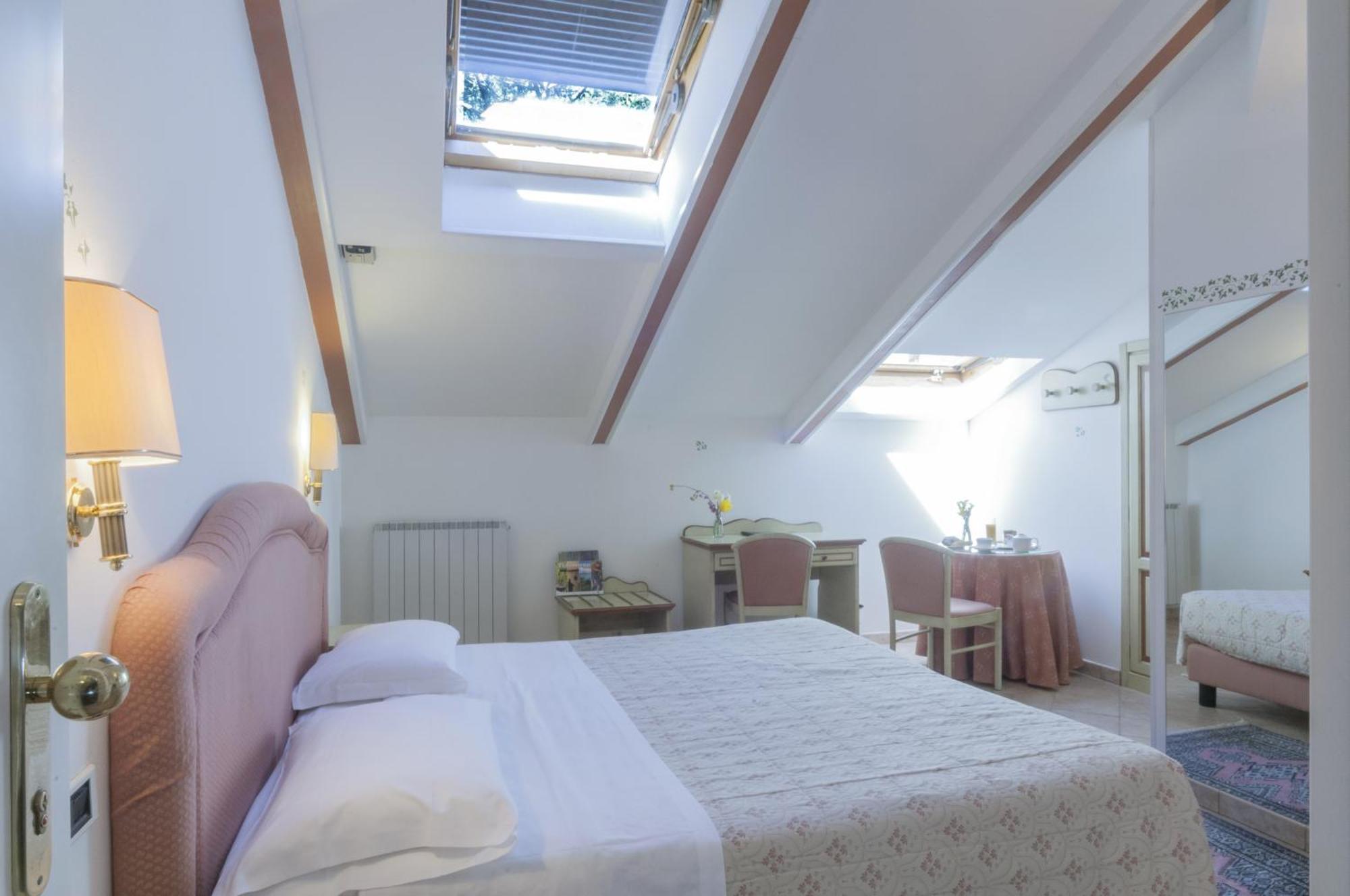Hotel Kursaal Passignano sul Trasimeno Værelse billede